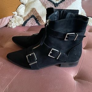 pointed toe ankle boot/bootie